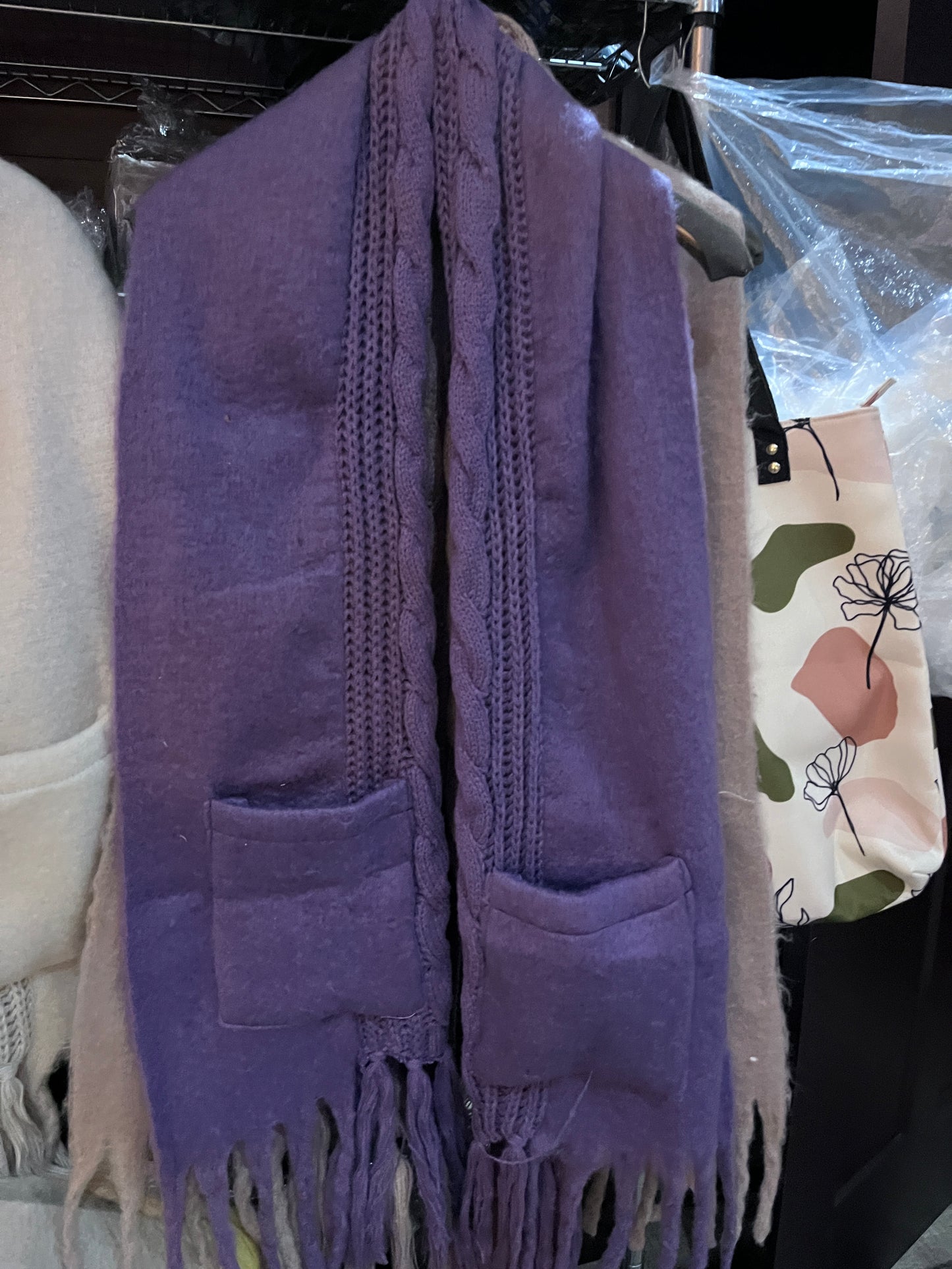 SCARF/SHAWL WITH POCKETS 100% POLYESTER