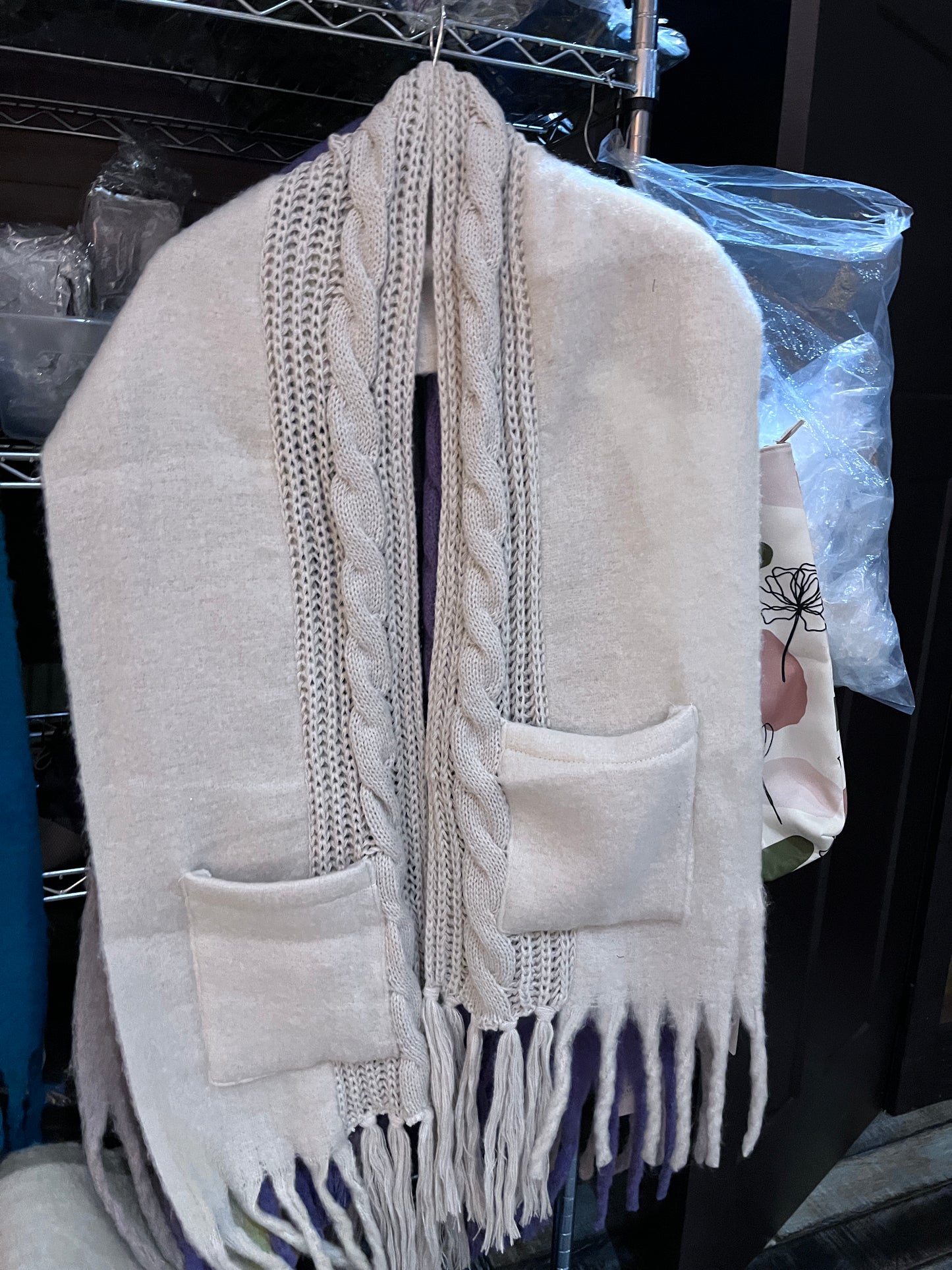 SCARF/SHAWL WITH POCKETS 100% POLYESTER