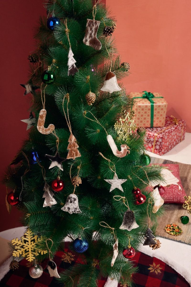 CHRISTMAS STAR COWHIDE ORNAMENT SET IN BROWN/WHITE by MYRA BAG®